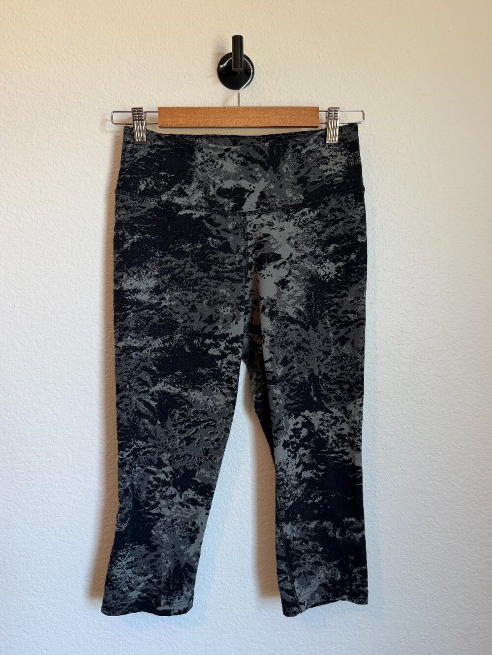 Nike Dri-FIT Cropped Leggings Black & Gray Digital Camo Print Size Medium